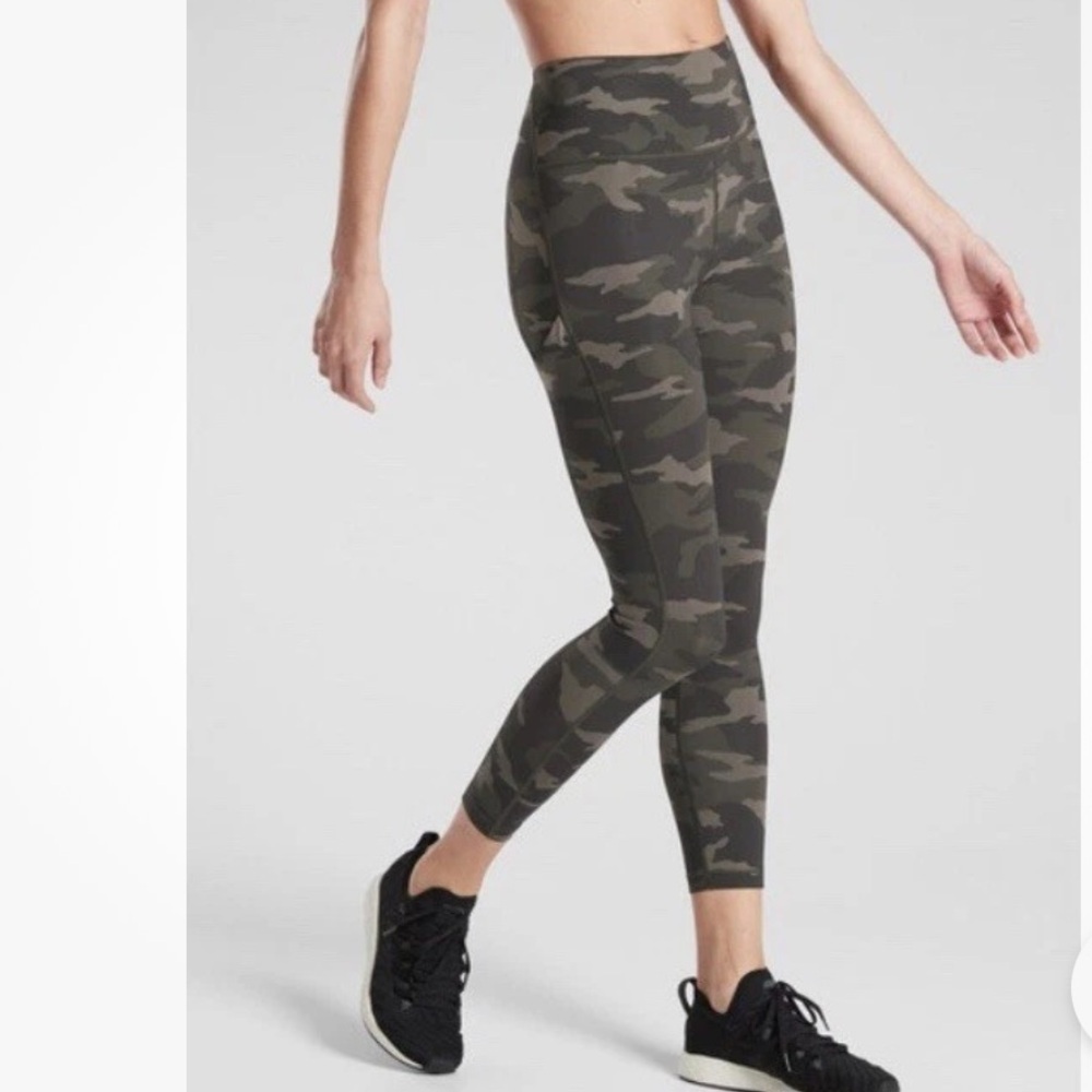 Athleta Camo Ultimate Stash Pocket 7/8 Tight Leggings
